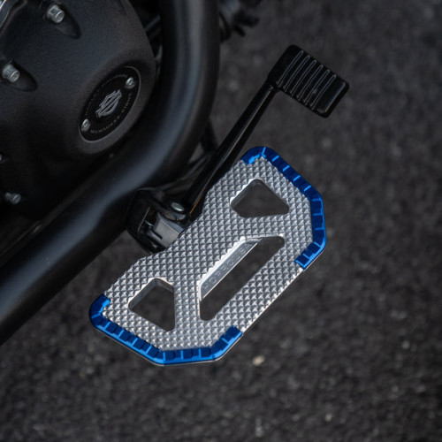 PartzBiz HD: FT-F1BB-RED-Hoprousa Brass Gold Red Blue Driver Footboard Floorboards Footrests Chopper Bobber Hollow-out Diamond For Harley Davidson 2018-2023 Softail Standard Street Bob Low Rider S/ST Breakout - Red