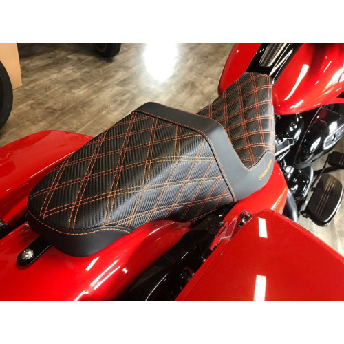 PartzBiz HD: 3475045-Saddlemen Orange Lattice Stitch ด้ามจับคาร์บอนไฟเบอร์ Step Up Seat Harley Touring