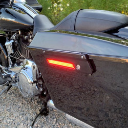PartzBiz HD CD-LATCH-BCM-R - Custom Dynamics เลนส์สีแดง LED Saddlebag Latch Lightz Harley Touring 14-Up 2040-2475 20402475 CD-LATCH-BCM-R electra road street tour glide Heritage 2020