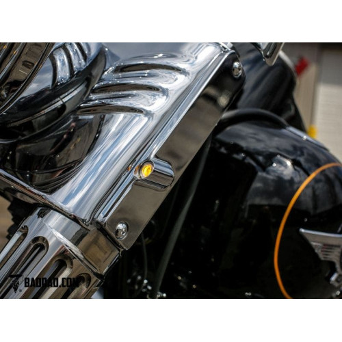 PartzBiz HD: 4423069-Bad Dad 900 Series Chrome Front LED Billet ไฟเลี้ยว Harley FLS Softail Fatboy Heritage Deluxe รุ่น BAD-900FTS-CH-FLS FLFB FLFBS FLST FLST FLDE 81260-2